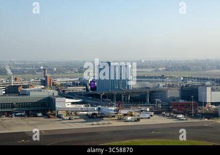 Heathrow, Großbritannien - 8. April 2025 - aus der Vogelperspektive auf Terminal 3 am Londoner Flughafen Heathrow mit dem Hilton Garden Inn Hotel in der Mitte. Sonniges Frühlingsmonat Stockfoto