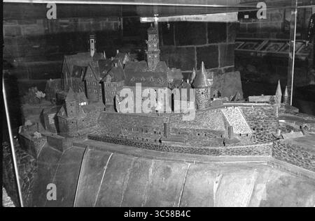 Report Diest (Belgien), Tourismus, Diest, België, 20-05-1980 Whizgle News, Dutch Desk, Niederlande, 1950-2000 Ein detailliertes Miniaturmodell eines historischen Schlosses mit seinen architektonischen Merkmalen, einschließlich Türmen, Mauern und umgebenden Strukturen. Die Handwerkskunst unterstreicht das komplizierte Design und die Anordnung der Festung, die auf einer strukturierten Basis liegt, die die umliegende Landschaft nachahmt. Stockfoto