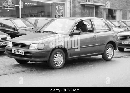 Autohersteller Rotteveel, Bloemendaal, Bloemendaal, 04.11-1997 Whizgle News, Dutch Desk, Niederlande, 1950-2000 Ein kompakter Fließheck parkte neben mehreren anderen Autos mit einem schlichten Design und klaren Linien. Das Fahrzeug verfügt über einen markanten Kühlergrill und abgerundete Scheinwerfer, die seine Funktionalität und Effizienz zum Ausdruck bringen. Stockfoto