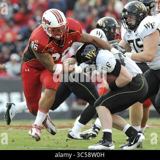 30. Oktober 2010, College Park, MD, USA: Maryland's A.J. Francis (96) sackt Wake Forest Quarterback Tanner Price während eines Spiels 2010 im Byrd Stadium in College Park, MD. (Credit Image: © TNS via ZUMA Wire) Stockfoto