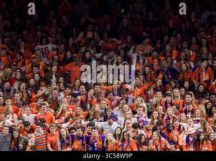 13. Januar 2020: Clemson-Fans jubeln ihr Team während der College Football Playoff National Championship-Action zwischen den Clemson Tigers und den LSU Tigers im Mercedes-Benz Superdome in New Orleans, Louisiana. LSU besiegte Clemson mit 42:25. John Mersits/CSM(Credit Image: &Copy; John Mersits/CSM via ZUMA Wire) Stockfoto