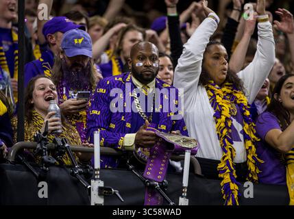 13. Januar 2020: Die LSU-Fans bejubeln ihr Team während der College Football Playoff National Championship-Action zwischen den Clemson Tigers und den LSU Tigers im Mercedes-Benz Superdome in New Orleans, Louisiana. LSU besiegte Clemson mit 42:25. John Mersits/CSM(Credit Image: &Copy; John Mersits/CSM via ZUMA Wire) Stockfoto