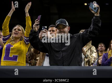 13. Januar 2020: Die LSU-Fans bejubeln ihr Team während der College Football Playoff National Championship-Action zwischen den Clemson Tigers und den LSU Tigers im Mercedes-Benz Superdome in New Orleans, Louisiana. LSU besiegte Clemson mit 42:25. John Mersits/CSM(Credit Image: &Copy; John Mersits/CSM via ZUMA Wire) Stockfoto