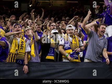 13. Januar 2020: Die LSU-Fans bejubeln ihr Team während der College Football Playoff National Championship-Action zwischen den Clemson Tigers und den LSU Tigers im Mercedes-Benz Superdome in New Orleans, Louisiana. LSU besiegte Clemson mit 42:25. John Mersits/CSM(Credit Image: &Copy; John Mersits/CSM via ZUMA Wire) Stockfoto