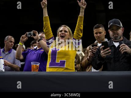 13. Januar 2020: Die LSU-Fans bejubeln ihr Team während der College Football Playoff National Championship-Action zwischen den Clemson Tigers und den LSU Tigers im Mercedes-Benz Superdome in New Orleans, Louisiana. LSU besiegte Clemson mit 42:25. John Mersits/CSM(Credit Image: &Copy; John Mersits/CSM via ZUMA Wire) Stockfoto