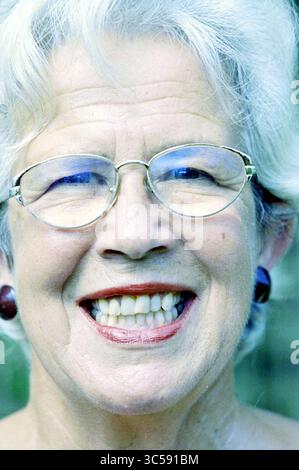 Mrs. Hoeflaak, Atomsprengkopf Nieuw-Vennep, Nieuw-Vennep, 28-08-2002 Whizgle News, niederländisches Büro, Niederlande, 1950-2000 Eine fröhliche ältere Frau mit silbernem Haar und Brille lächelt herzlich und zeigt ihre helle Persönlichkeit mit einem fröhlichen Ausdruck. Stockfoto