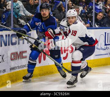 Jacksonville Icemen Linksflügel Emerson Clark (13) und South Carolina Stingrays Stachelrochen Stürmer Cameron Askew (19) jagen den Puck während der ersten Phase eines ECHL Hockeyspiels in der Veterans Memorial Arena in Jacksonville, Florida, Mittwoch, 15. Januar 2020. [Gary Lloyd McCullough/CSM](Guthaben: &Copy; Gary Lloyd McCullough/CSM via ZUMA Wire) Stockfoto