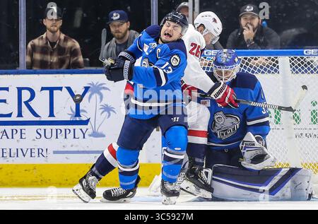 Jacksonville Icemen Linksflügel Emerson Clark (13) blockiert einen Schuss mit seinem Körper während der ersten Phase eines ECHL-Hockeyspiels gegen die South Carolina Stingrays in der Veterans Memorial Arena in Jacksonville, Florida, Mittwoch, 15. Januar 2020. [Gary Lloyd McCullough/CSM](Guthaben: &Copy; Gary Lloyd McCullough/CSM via ZUMA Wire) Stockfoto