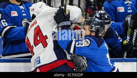 Jaynen Rissling (44) und Jacksonville Icemen Linksflügel Emerson Clark (13) verwickeln sich während der zweiten Phase eines ECHL-Hockeyspiels in der Veterans Memorial Arena in Jacksonville, Florida, Mittwoch, 15. Januar 2020. [Gary Lloyd McCullough/CSM](Guthaben: &Copy; Gary Lloyd McCullough/CSM via ZUMA Wire) Stockfoto