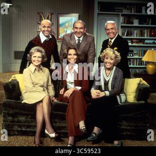 1974; HOLLYWOOD, CA, USA; DATEIFOTO; 1974: Akteure. MARY TYLER MOORE, EDWARD ASNER, TED KNIGHT, GAVIN MACLEOD, VALERIE HARPER & CLORIS LEACHMAN in MTM Enterprises „Mary Tyler Moore Show“. (Kreditbild: CBS/Entertainment Pictures/ZUMAPRESS.com) Stockfoto