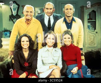 1974; HOLLYWOOD, CA, USA; DATEIFOTO; 1974: Akteure. MARY TYLER MOORE, EDWARD ASNER, TED KNIGHT, GAVIN MACLEOD, VALERIE HARPER & CLORIS LEACHMAN in MTM Enterprises „Mary Tyler Moore Show“. (Kreditbild: CBS/Entertainment Pictures/ZUMAPRESS.com) Stockfoto