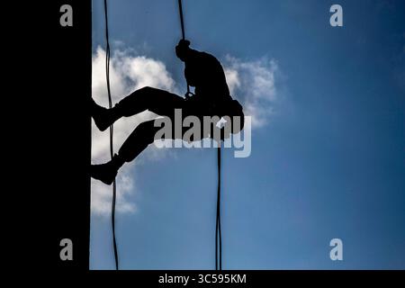8. Januar 2020: Camp Hansen, Okinawa, Japan: Christian Cosper führt Abseilen während eines HRST-Kurses (Helicopter Rope Suspension Technique) auf Camp Hansen, Okinawa, Japan, 8. Januar 2019 durch. Marines und Matrosen führten eine HRST-Ausbildung durch, um ihre Kampfbereitschaft und Letalität zu erhalten. Cosper, ein Systemadministrator des 3rd Marine Expeditionary Force Information Groups' Support Battalion, 3rd Marine Expeditionary Force, ist ein gebürtiger Einwohner von Tulsa, Oklahoma. (Kreditbild: © U.S. Marines/ZUMA Wire/ZUMAPRESS.com) Stockfoto
