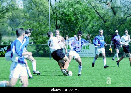 Football, HBC - Purmersteijn, 01-05-1999 Whizgle News, Dutch Desk, Niederlande, 1950-2000 auf einem üppig grünen Feld findet Ein Fußballspiel statt, bei dem die Spieler einen intensiven Kampf um den Besitz führen. Ein Spieler manövriert den Ball geschickt an einem Gegner vorbei, während andere sich strategisch in der Nähe positionieren. Die Atmosphäre ist voller Spannung, wenn die Zuschauer von der Seitenlinie aus zusehen. Stockfoto