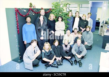 Gruppen Haarlem Zilveren Kruis, Achmea, Haarlem, Niederlande, 08-11-2000 Whizgle News, Dutch Desk, Niederlande, 1950-2000 In einem festlichen Büro versammelt sich Eine vielfältige Gruppe von Mitarbeitern, die sich vor einer dekorierten Kulisse gemeinsam posieren. Die Atmosphäre verströmt ein Gefühl von Kameradschaft und Urlaubsgeist, mit Individuen, die in einer Vielzahl von legeren professionellen Kleidern gekleidet sind. Stockfoto