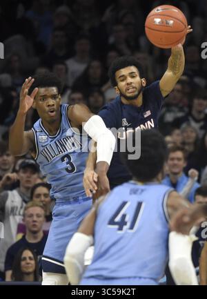 18. Januar 2020, Philadelphia, PA, USA: Connecticut Huskies-Wachmann Jalen Gaffney (0) rechts und Brandon Slater (3) aus Villanova Wildcats kollidieren am 18. Januar 2020 im Wells Fargo Center. Villanova gewann das Spiel 61:55. (Kreditbild: © TNS via ZUMA Wire) Stockfoto