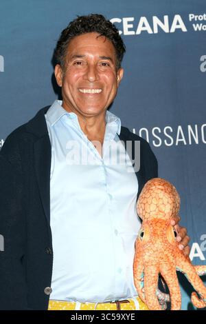 CA. 26. Juli 2025. Oscar Nunez bei Ankunft für die 18. Jährliche Oceana SeaChange Sommerparty, The Montage Laguna Beach, Laguna Beach, CA, 26. Juli 2025. Quelle: Priscilla Grant/Everett Collection/Alamy Live News Stockfoto