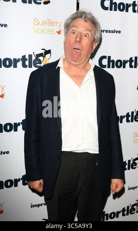 16. März 2015, London, Vereinigtes Königreich: Terry Jones bei den Chortle Comedy Awards in Jongleurs, Camden. Es wurde bekannt gegeben, dass Monty Python Star Terry Jones im Alter von 77 Jahren gestorben ist, Jones war eines der Mitglieder des beliebten Monty Python Teams, zusammen mit John Cleese, Eric Idle, Graham Chapman, Michael Palin und Terry Gilliam. Der Schauspieler, Autor und Regisseur litt seit vier Jahren an Demenz und war seit dem 1. April selten öffentlich zu sehen. Foto: 16. April 03/2015 (Credit Image: © Keith Mayhew/SOPA Images via ZUMA Wire) Stockfoto