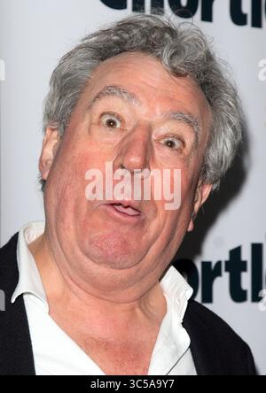 16. März 2015, London, Vereinigtes Königreich: Terry Jones bei den Chortle Comedy Awards in Jongleurs, Camden. Es wurde bekannt gegeben, dass Monty Python Star Terry Jones im Alter von 77 Jahren gestorben ist, Jones war eines der Mitglieder des beliebten Monty Python Teams, zusammen mit John Cleese, Eric Idle, Graham Chapman, Michael Palin und Terry Gilliam. Der Schauspieler, Autor und Regisseur litt seit vier Jahren an Demenz und war seit dem 1. April selten öffentlich zu sehen. Foto: 16. April 03/2015 (Credit Image: © Keith Mayhew/SOPA Images via ZUMA Wire) Stockfoto