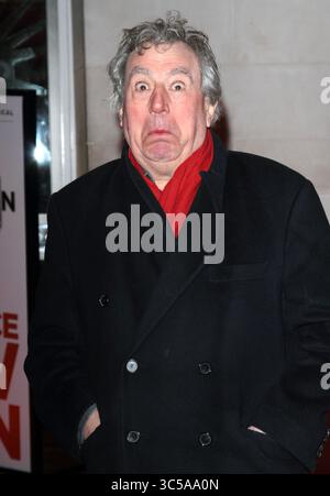 21. März 2013, London, Vereinigtes Königreich: Terry Jones bei der Eröffnungsnacht von Book of Mormon im Prince of Wales Theatre, Coventry Street. Es wurde bekannt gegeben, dass Monty Python Star Terry Jones im Alter von 77 Jahren gestorben ist, Jones war eines der Mitglieder des beliebten Monty Python Teams, zusammen mit John Cleese, Eric Idle, Graham Chapman, Michael Palin und Terry Gilliam. Der Schauspieler, Autor und Regisseur litt seit vier Jahren an Demenz und war seit dem Jahr selten öffentlich zu sehen. Foto: 21/03/2013 (Credit Image: © Keith Mayhew/SOPA Images via ZUMA Wire) Stockfoto