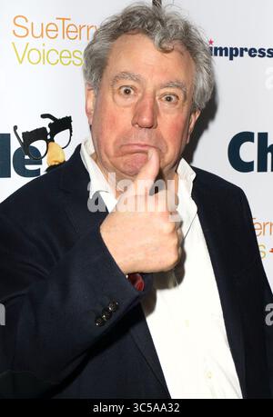 16. März 2015, London, Vereinigtes Königreich: Terry Jones bei den Chortle Comedy Awards in Jongleurs, Camden. Es wurde bekannt gegeben, dass Monty Python Star Terry Jones im Alter von 77 Jahren gestorben ist, Jones war eines der Mitglieder des beliebten Monty Python Teams, zusammen mit John Cleese, Eric Idle, Graham Chapman, Michael Palin und Terry Gilliam. Der Schauspieler, Autor und Regisseur litt seit vier Jahren an Demenz und war seit dem 1. April selten öffentlich zu sehen. Foto: 16. April 03/2015 (Credit Image: © Keith Mayhew/SOPA Images via ZUMA Wire) Stockfoto