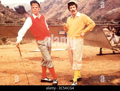 1970; Hollywood, Kalifornien, USA; Schauspieler DONALD SUTHERLAND („Hawkeye“ Pierce, MD.) und ELLIOTT GOULD („Trapper John“ McIntyre, MD.) im Film „MASH“. (Bild: Twentieth Century Fox/ZUMAPRESS.com) Stockfoto