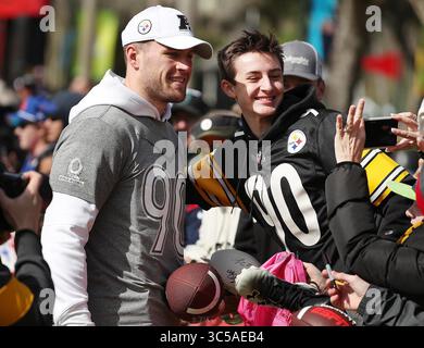 22. Januar 2020, Orlando, FL, USA: AFC Team Pittsburgh Steelers Linebacker T.J. Watt macht Fotos mit Fans während des Trainings für den Pro Bowl bei Disney's ESPN Wide World of Sports Mittwoch, 22. Januar 2020 in Orlando, Florida (Credit Image: © TNS via ZUMA Wire) Stockfoto