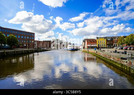 Blick auf die Husumer Au in Husum an der nordfriesischen Nordseeküste. Die Altstadt mit historischen Gebäuden. Stockfoto