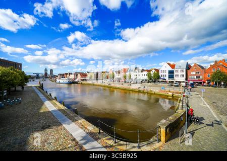 Blick auf die Husumer Au in Husum an der nordfriesischen Nordseeküste. Die Altstadt mit historischen Gebäuden. Stockfoto