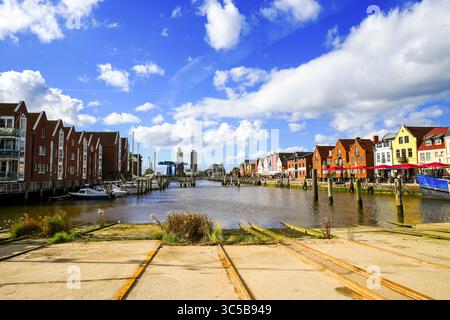 Blick auf die Husumer Au in Husum an der nordfriesischen Nordseeküste. Die Altstadt mit historischen Gebäuden. Stockfoto