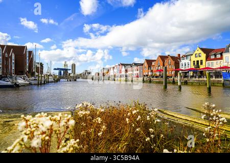 Blick auf die Husumer Au in Husum an der nordfriesischen Nordseeküste. Die Altstadt mit historischen Gebäuden. Stockfoto