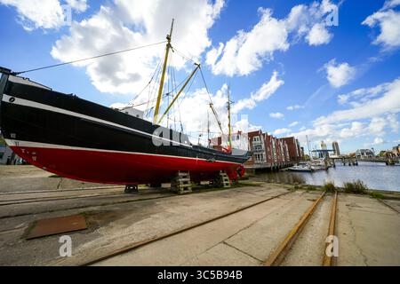 Blick auf die Husumer Au in Husum an der nordfriesischen Nordseeküste. Die Altstadt mit historischen Gebäuden. Stockfoto