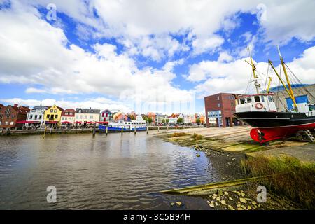 Blick auf die Husumer Au in Husum an der nordfriesischen Nordseeküste. Die Altstadt mit historischen Gebäuden. Stockfoto
