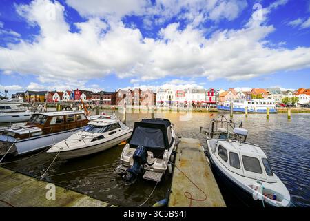 Blick auf die Husumer Au in Husum an der nordfriesischen Nordseeküste. Die Altstadt mit historischen Gebäuden. Stockfoto