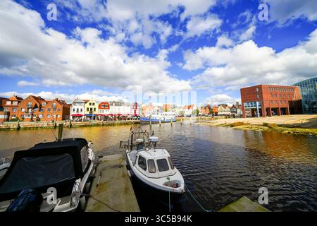 Blick auf die Husumer Au in Husum an der nordfriesischen Nordseeküste. Die Altstadt mit historischen Gebäuden. Stockfoto