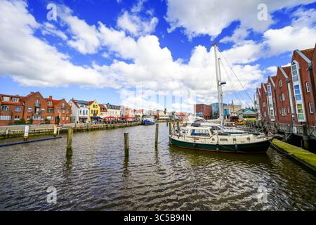 Blick auf die Husumer Au in Husum an der nordfriesischen Nordseeküste. Die Altstadt mit historischen Gebäuden. Stockfoto