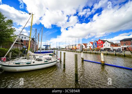 Blick auf die Husumer Au in Husum an der nordfriesischen Nordseeküste. Die Altstadt mit historischen Gebäuden. Stockfoto