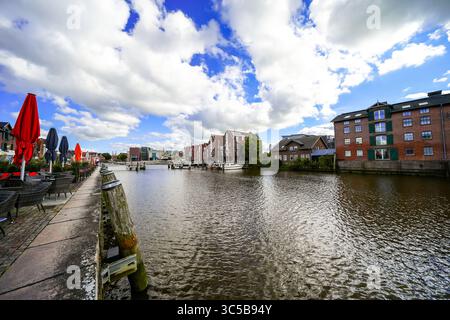 Blick auf die Husumer Au in Husum an der nordfriesischen Nordseeküste. Die Altstadt mit historischen Gebäuden. Stockfoto