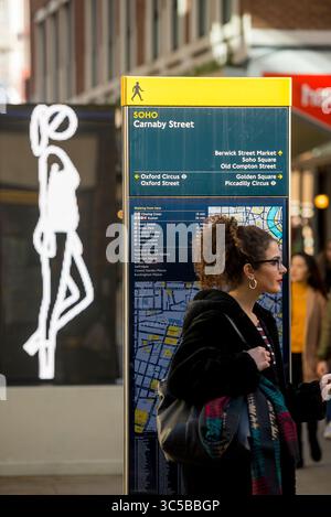 Carnaby Street Fußgängerschild in Soho, London, mit lokalen Sehenswürdigkeiten und nahe gelegenen Gebieten wie Oxford Circus und Berwick Street. Stockfoto