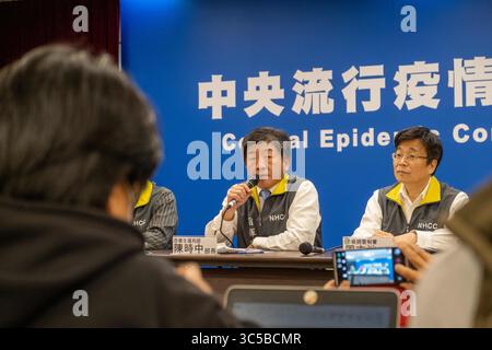 Januar 2020, Taipeh, Taiwan: Chen Shih-chung (C) (taiwanesischer Minister für Gesundheit und Wohlfahrt) spricht während einer Pressekonferenz im Zentralen Epidemiekommando in Taipeh. mit mehr als 570 infizierten Fällen in der Stadt Wuhan (China), die abgeschottet wurden, kündigt Taiwan CDC die Aktivierung des Zentralen Epidemiekommandos (CECC) in Anwesenheit von Chen Shih-chung (taiwanesischer Minister für Gesundheit und Wohlfahrt) für schwere spezielle infektiöse Pneumonie an, um den Ausbruch der öffentlichen Gesundheit umfassend zu verhindern. (Kreditbild: © Walid Berrazeg/SOP Stockfoto