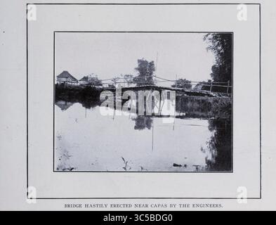 DIE BRÜCKE WURDE VON DEN INGENIEUREN HASTIG IN DER NÄHE VON CAPAS ERRICHTET. Aus dem Artikel MILITÄRTECHNIK UND ZIVILE MÖGLICHKEITEN AUF DEN PHILIPPINEN. Von Captain William W. Harts. Vom Engineering Magazine gewidmet dem Industrial Progress Band XXV April - September 1903 The Engineering Magazine Co Stockfoto