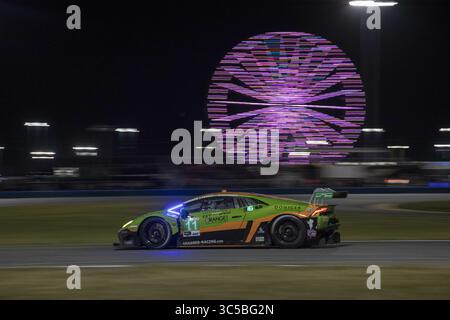 25. Januar 2020, Daytona Beach, Florida, USA: Das GRT Grasser Racing Team Lamborghini Huracan GT3 fährt auf dem Daytona International Speedway in Daytona Beach, Florida um die Position der Rolex 24. (Kreditbild: © Logan Arce/ASP) Stockfoto