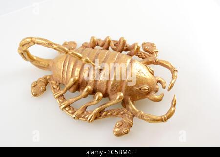Antike präkolumbische Kunst: Goldene Skulptur eines Skorpions Stockfoto