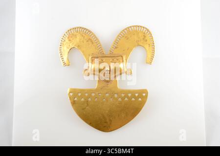 Antike präkolumbische Kunst: Goldpektoral aus Panama Stockfoto