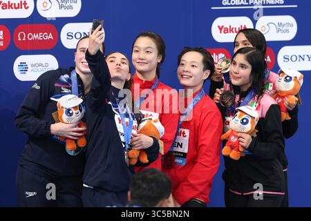 Die Goldmedaillengewinner Chen Yiwen (dritter von rechts) und Chen Jia (dritter von links) aus China posieren mit den Silbermedaillengewinner Yasmin Harper (erster von links) und Scarlett Mew-Jensen aus Großbritannien sowie den Bronzemedaillengewinner Lia Yatzil Quiroa Lobato (zweiter von rechts) und Mia Saenz Quiroa Lobato aus Mexiko während der Medaillenzeremonie. Singapur City, Singapur.29. Juli 2025. Das chinesische Duo Chen Yiwen/Chen Jia holte sich die Goldmedaille im 3m Synchronspringboard-Finale der Frauen mit einer dominanten Punktzahl von 325,20 bei den Aquatikweltmeisterschaften 2025 in Singapur am 29. Juli 2025. Kredit: Fu Tian/China Stockfoto