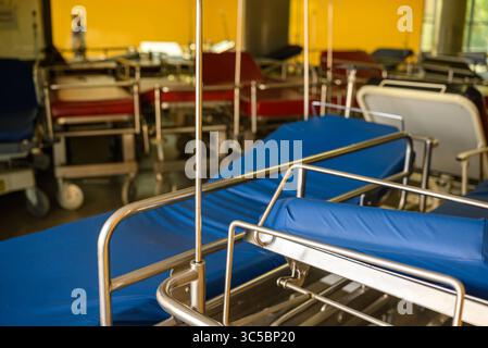Eine leere Notfallstation mit medizinischen Liegen. Konzept wartet auf Patienten. Stockfoto