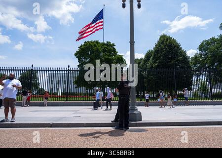 Washington, DC, USA. Juli 2025. WASHINGTON, USA - 28. Juli 2025: Agenten des Geheimdienstes stehen vor dem Gelände des Weißen Hauses Wache. (Foto: Jonah Elkowitz/SIPA USA) Credit: SIPA USA/Alamy Live News Stockfoto