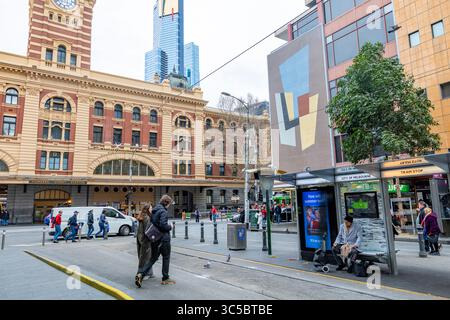 Melbourne, Victoria, Australien, Elizabeth Street Straßenbahnhaltestelle im Stadtzentrum von Melbourne, wo Gäste in der kostenlosen Straßenbahnzone mit öffentlichen Verkehrsmitteln fahren Stockfoto