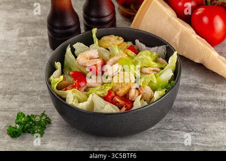 Leckerer caesar-Salat mit Garnelen und Eisberg Stockfoto
