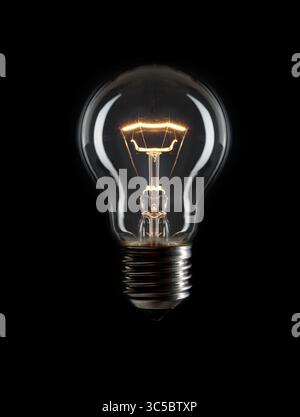 Leuchtende transparente Glühlampe isoliert auf Schwarz, Bild symbolisiert Idee mit Kopierraum, Studio-Aufnahme Stockfoto