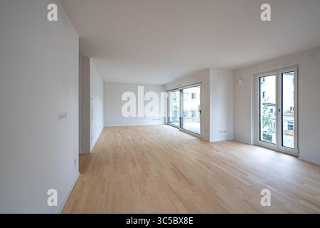 Innenaufnahme des unmöblierten Wohnzimmers eines modernen Apartments Stockfoto